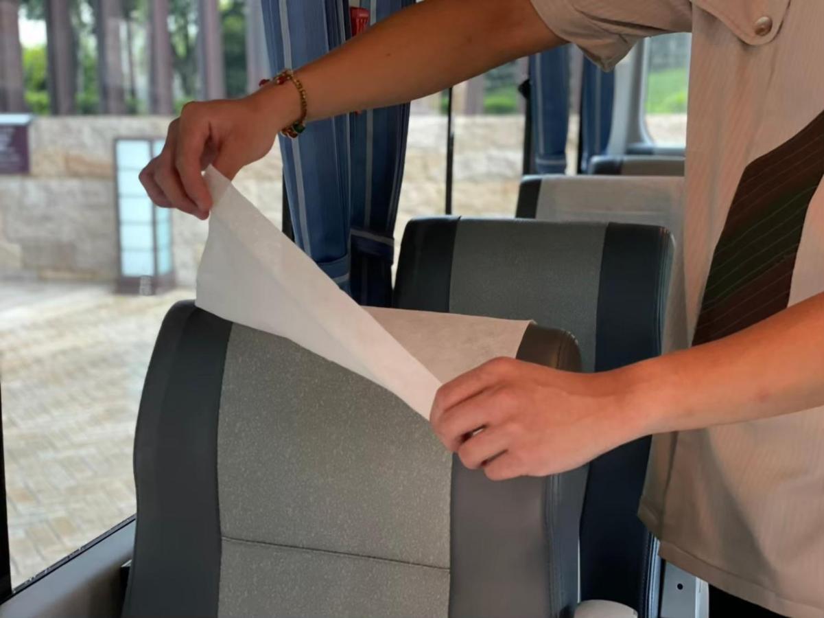 Hotel Royal Chiao Hsi Jiaoxi Exterior foto A bus driver covering the seat with a seat cover