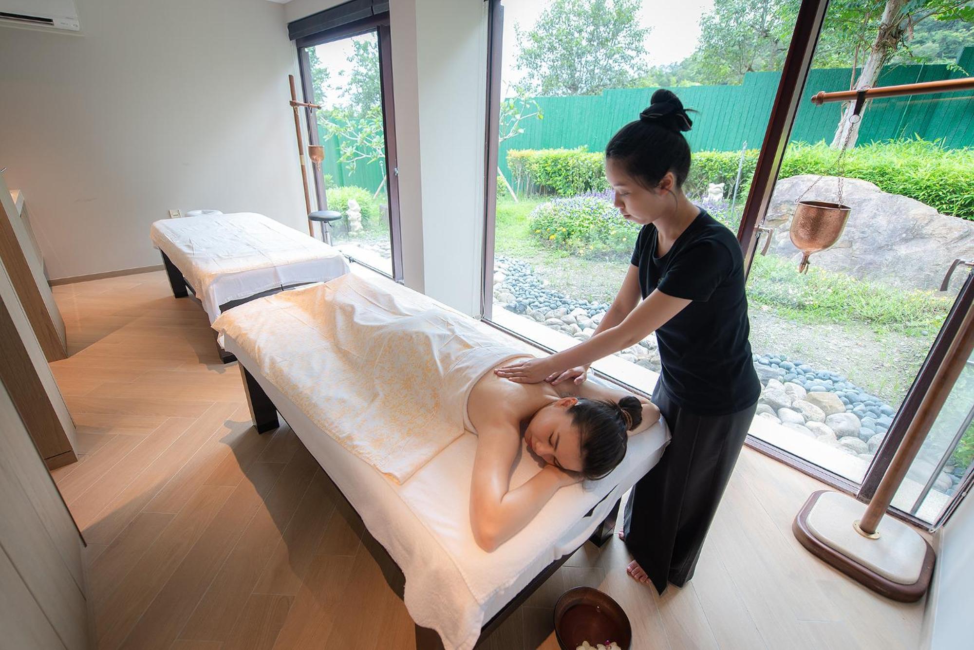 Hotel Royal Chiao Hsi Jiaoxi Exterior foto A woman receiving a massage