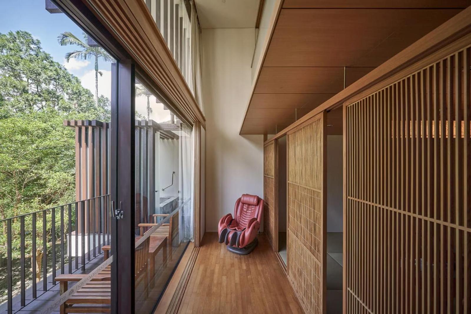 Hotel Royal Chiao Hsi Jiaoxi Exterior foto A massage chair in a Japanese home