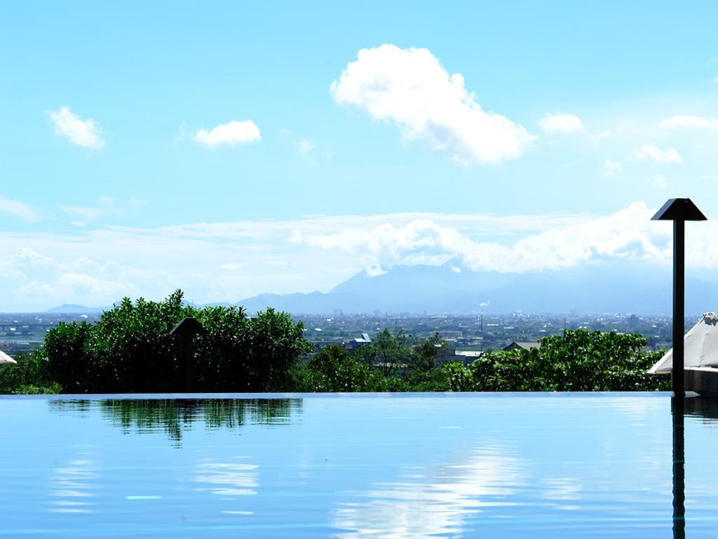 Hotel Royal Chiao Hsi Jiaoxi Exterior foto View of Mount Apo from the pool of the 100 Islands Hotel