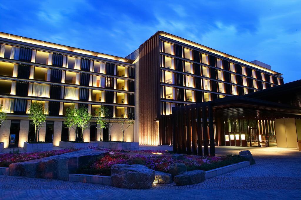 Hotel Royal Chiao Hsi Jiaoxi Exterior foto The hotel at night